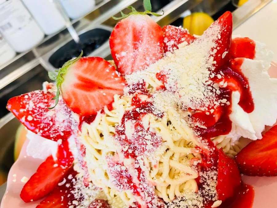 Spaghetti-Eis mit frischen Erdbeeren